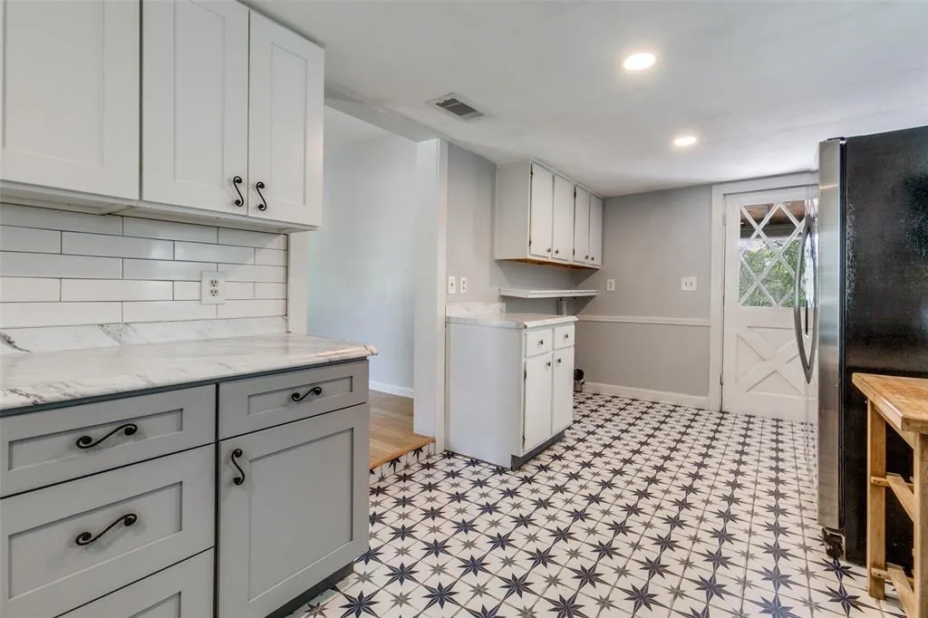 8910 San Leandro Drive