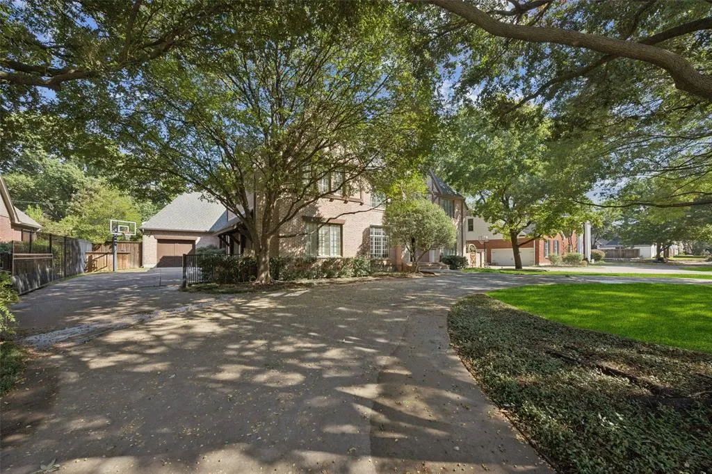 6239 Park Lane