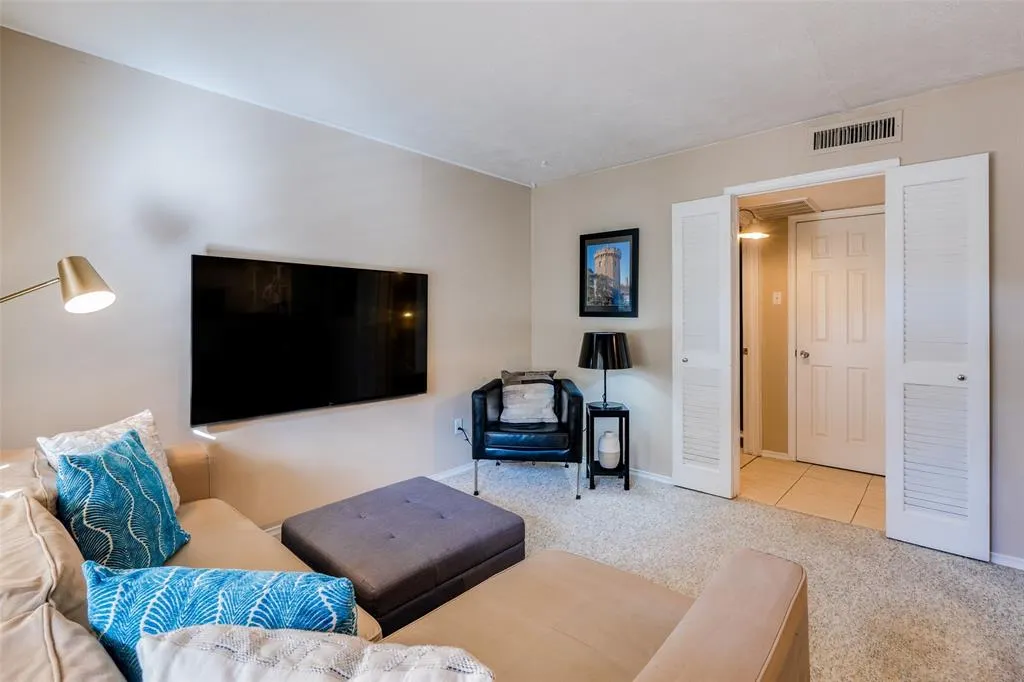 4215 Avondale Avenue, #210
