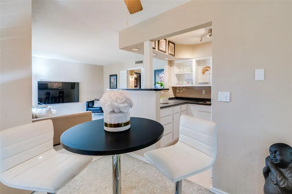 4215 Avondale Avenue, #210