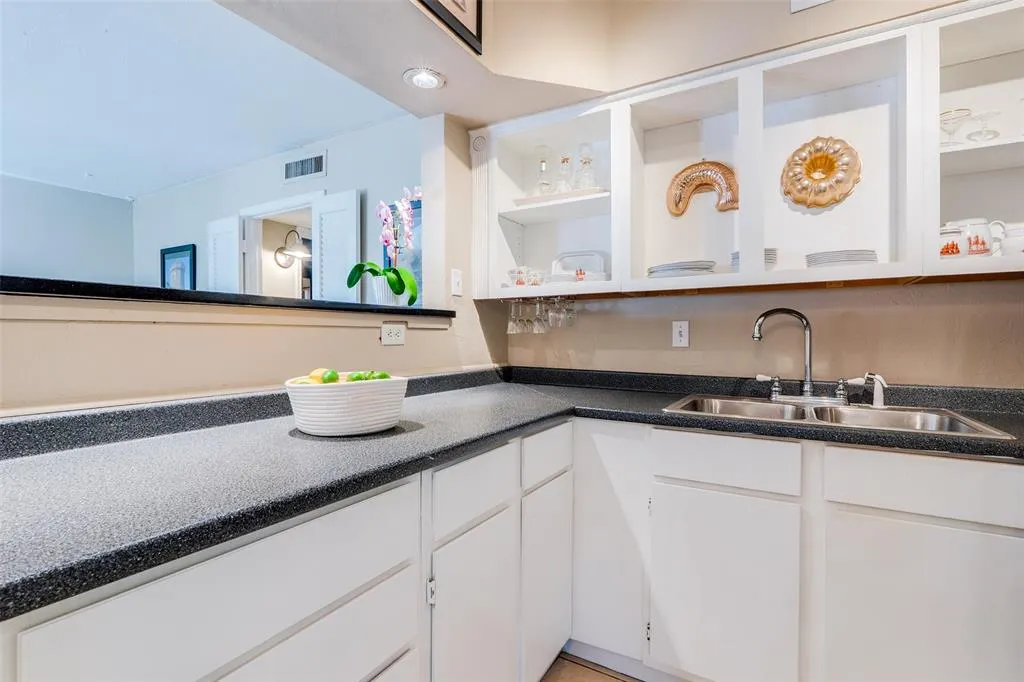 4215 Avondale Avenue, #210