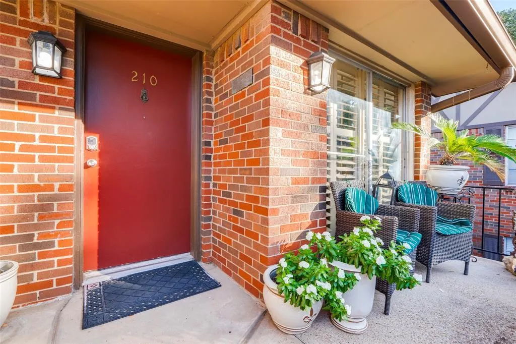 4215 Avondale Avenue, #210