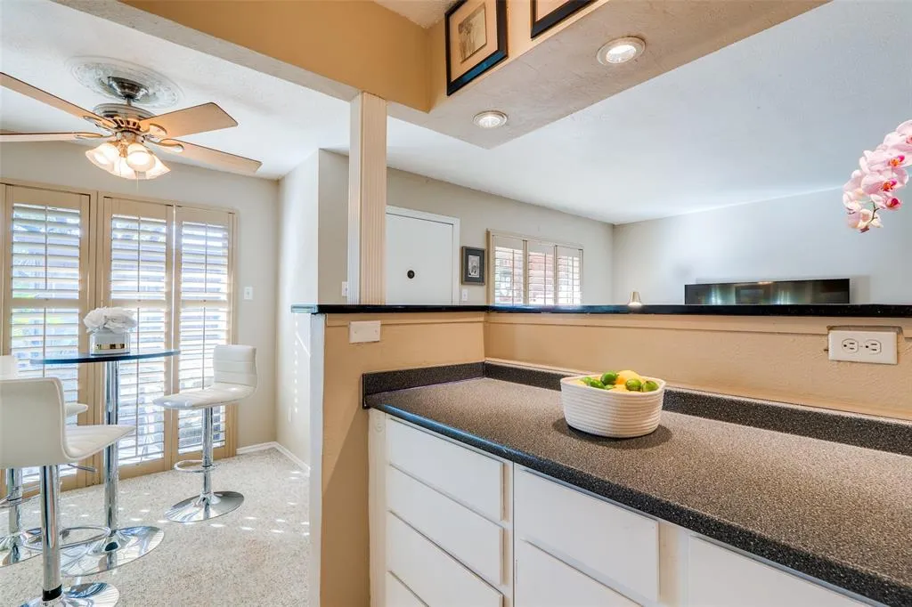 4215 Avondale Avenue, #210