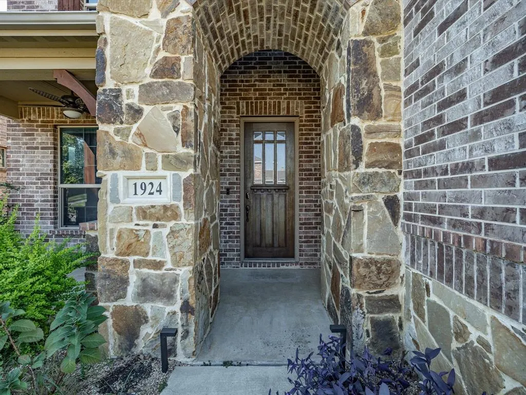 1924 Sunny Side Drive