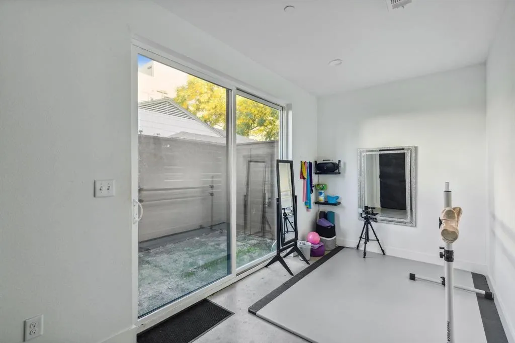 2916 Hawthorne Avenue, #101