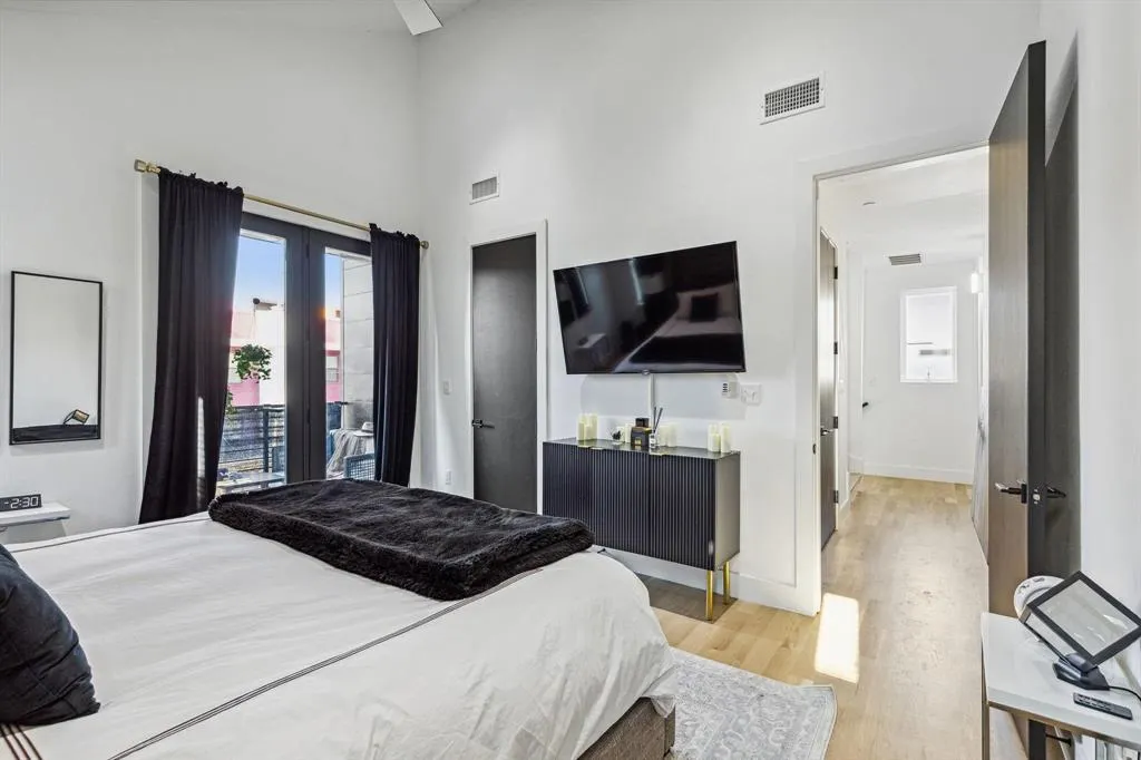2916 Hawthorne Avenue, #101