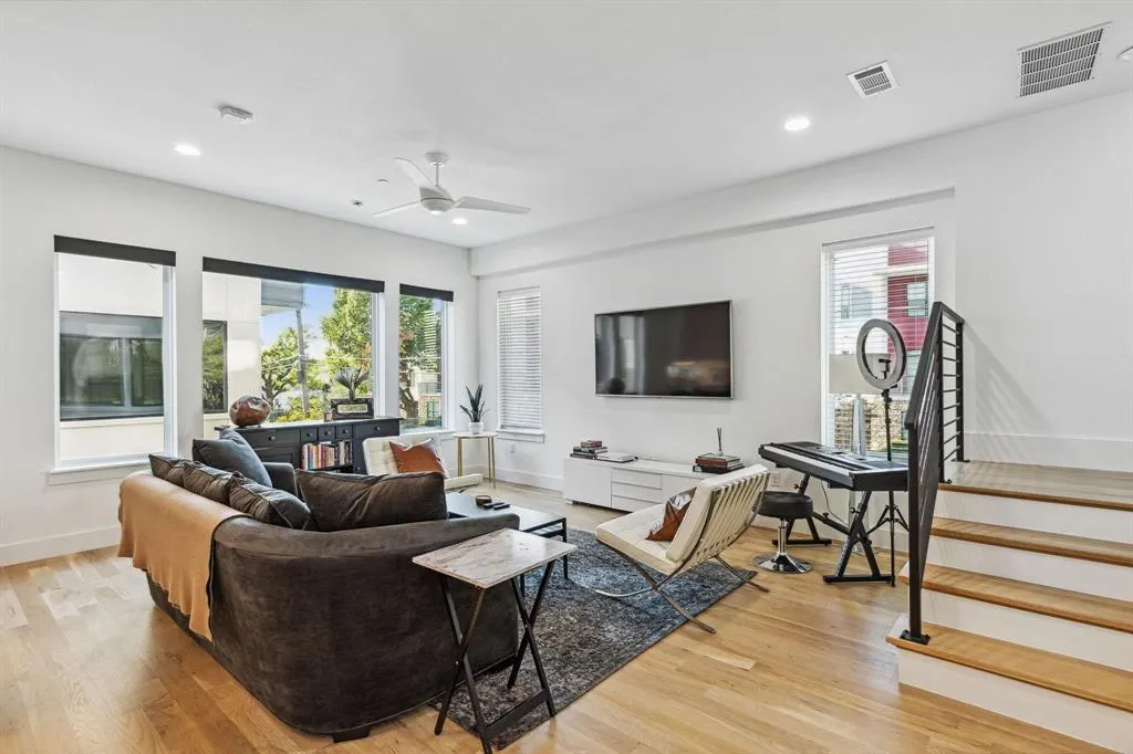 2916 Hawthorne Avenue, #101