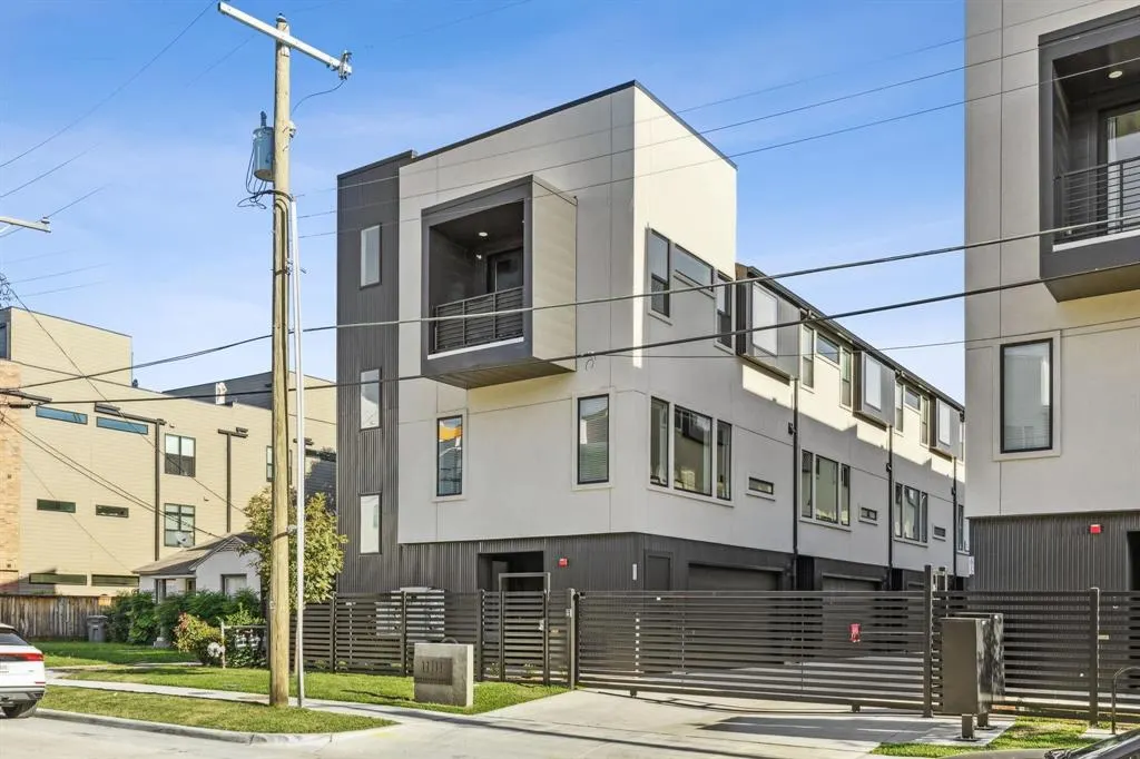 2916 Hawthorne Avenue, #101