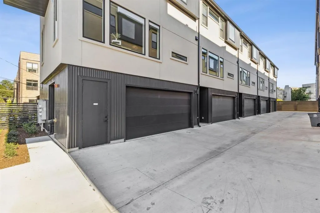 2916 Hawthorne Avenue, #101