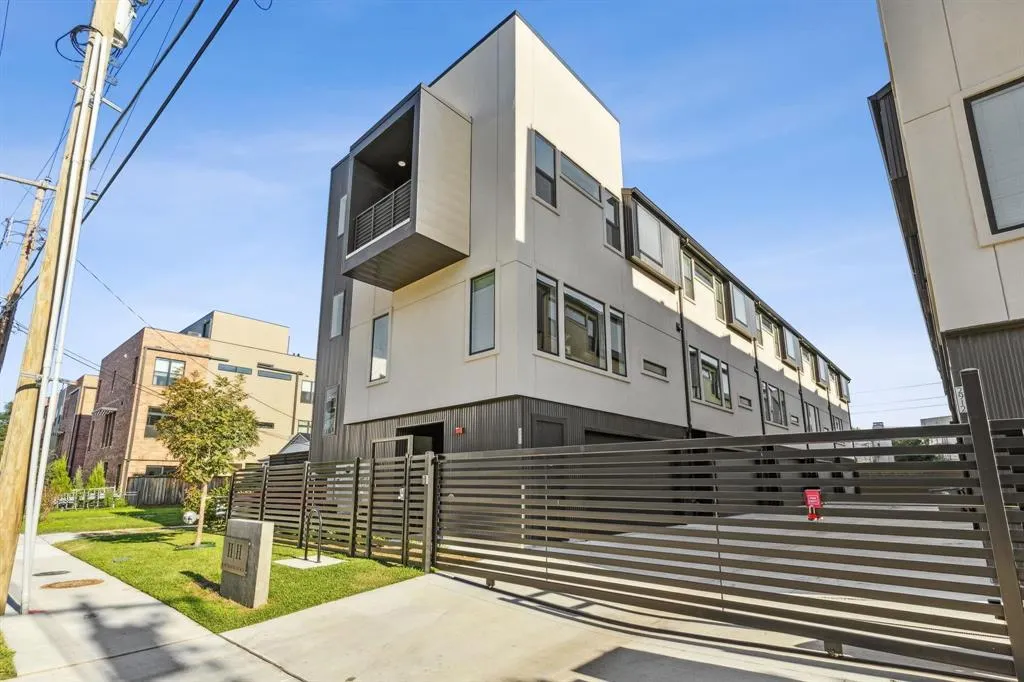 2916 Hawthorne Avenue, #101