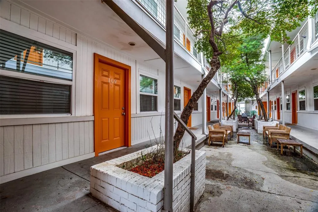 4927 San Jacinto Street, #106
