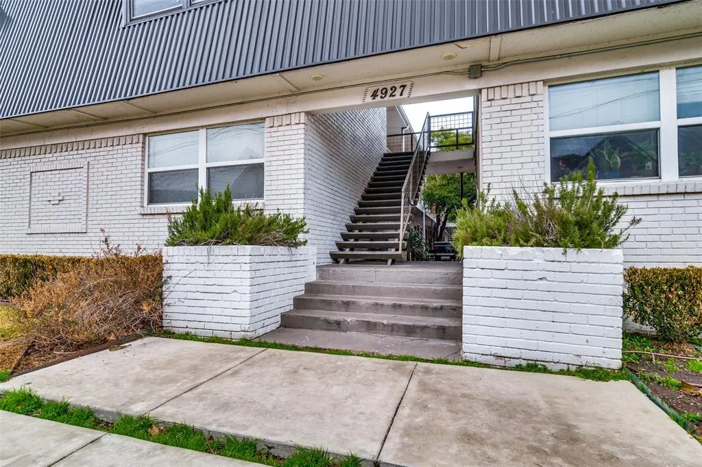 4927 San Jacinto Street, #106