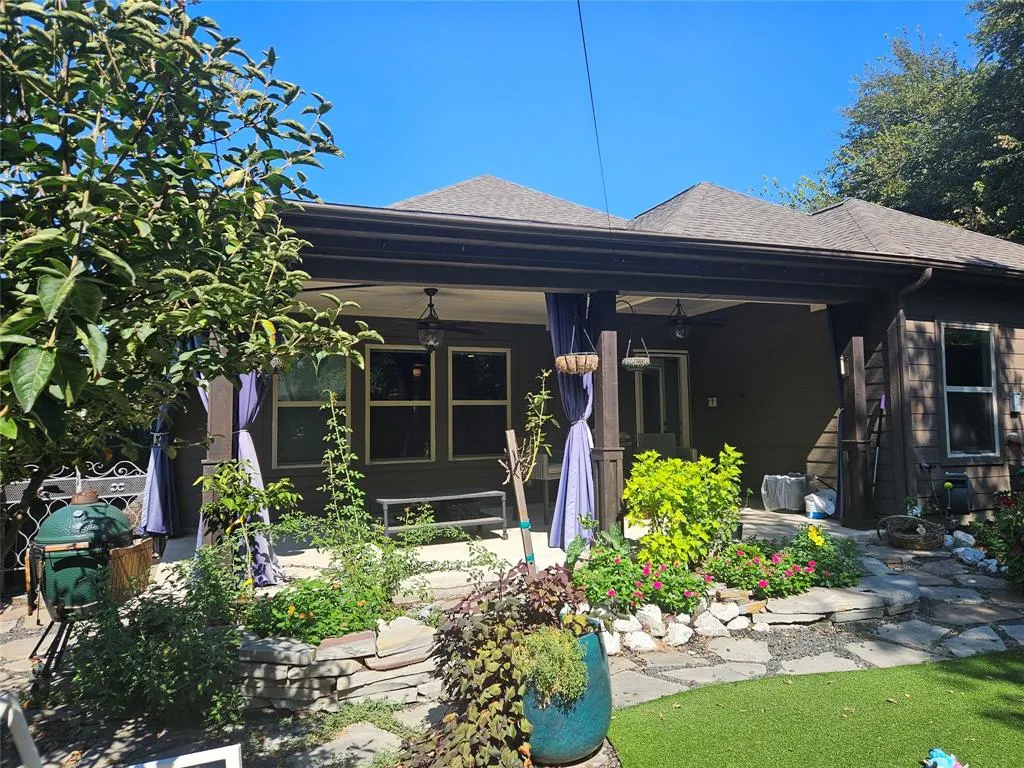 1902 LeaCrest Drive