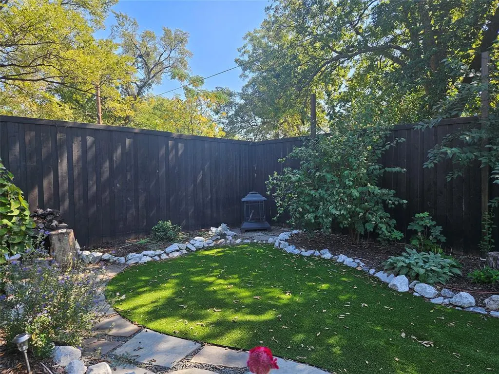 1902 LeaCrest Drive