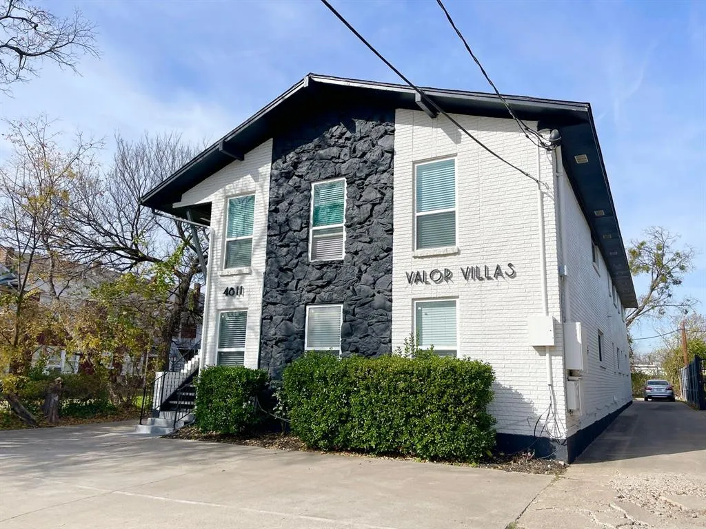 4811 Live Oak Street, #202