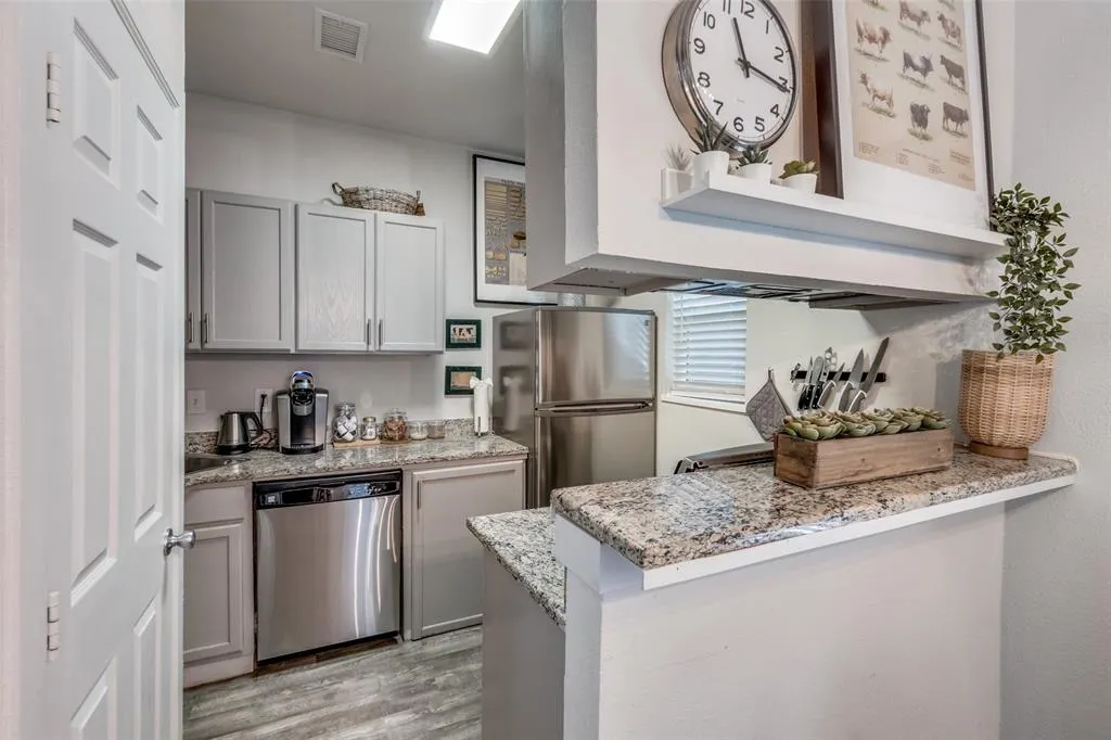 5963 Ross Avenue, #103
