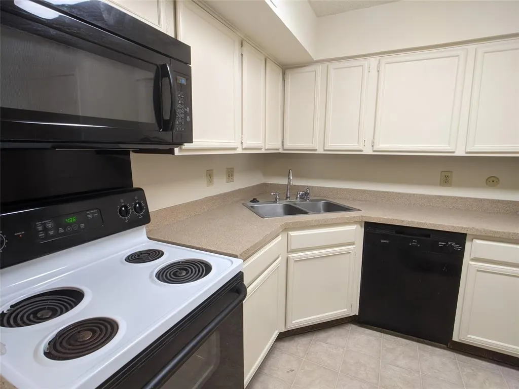15151 Berry Trail, #908