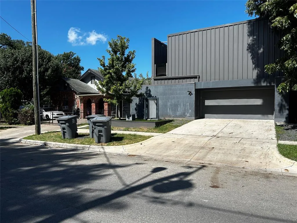 4301 Roseland Avenue
