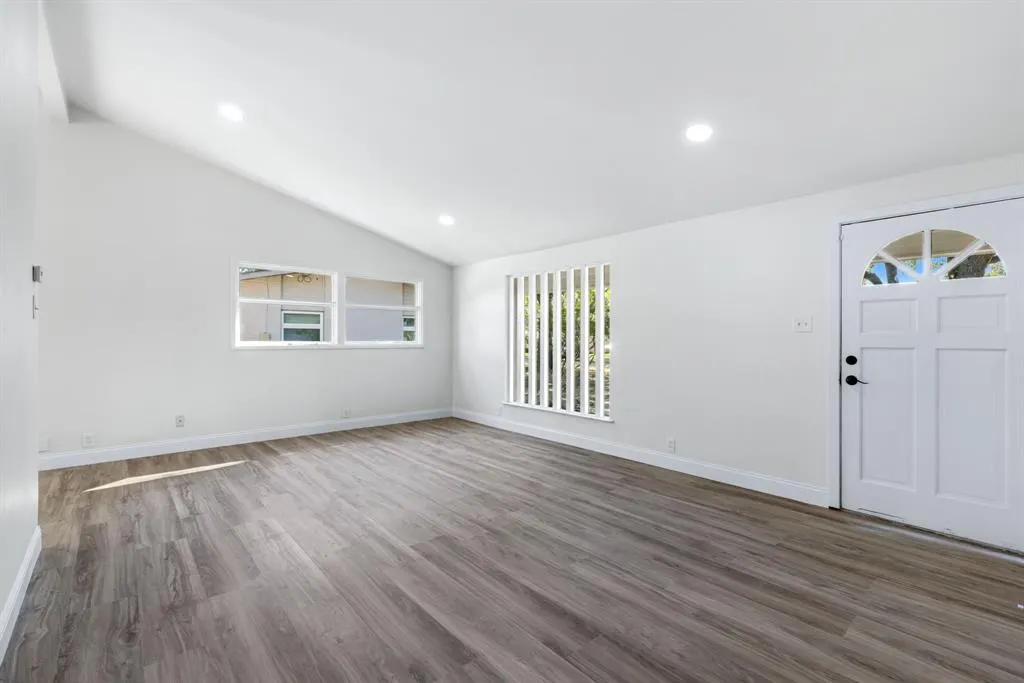 912 Warfield Way