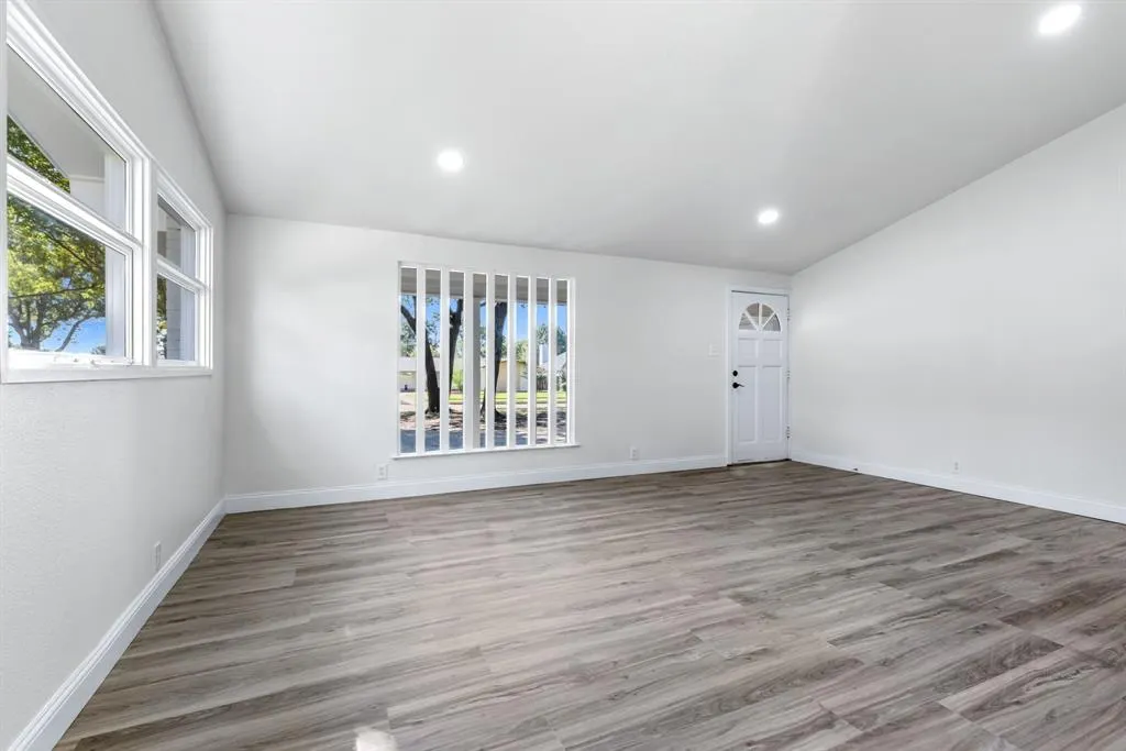 912 Warfield Way