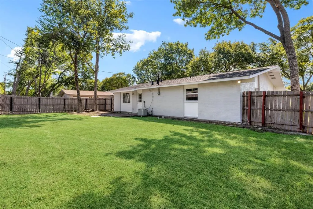 912 Warfield Way