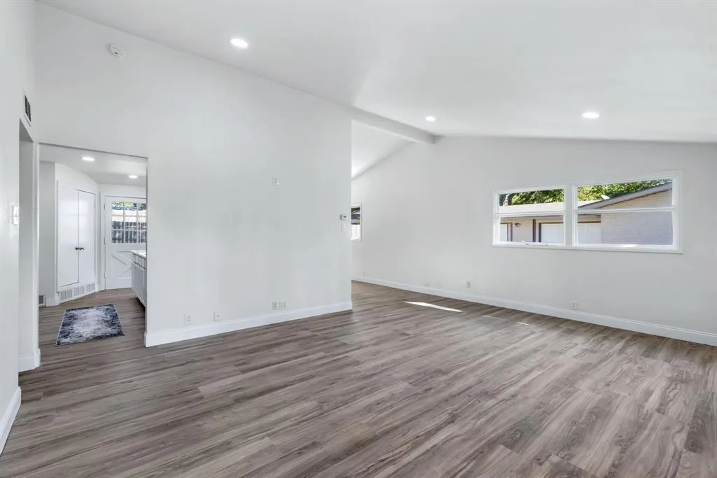 912 Warfield Way