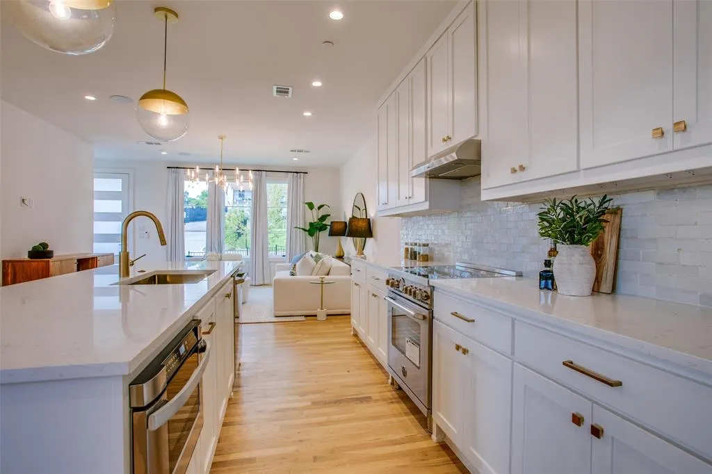 7207 Gaston Avenue, #2006