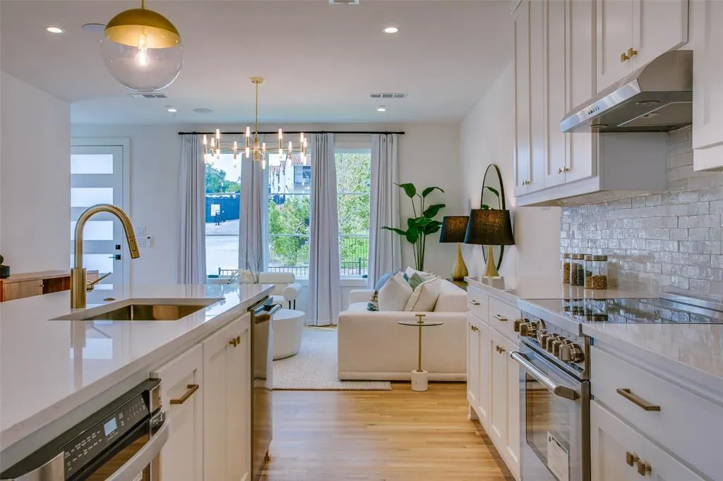 7207 Gaston Avenue, #2006