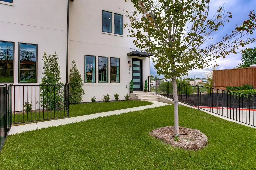 7207 Gaston Avenue, #2006