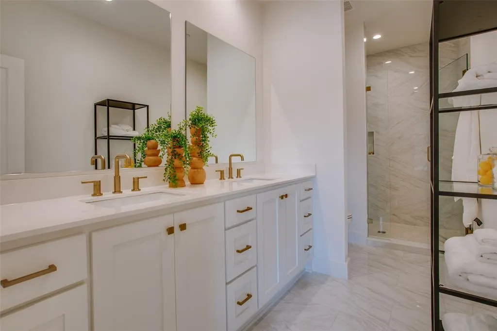 7207 Gaston Avenue, #2006