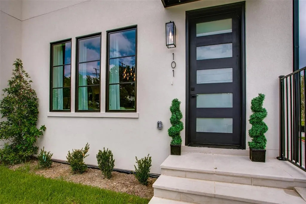 7207 Gaston Avenue, #1005