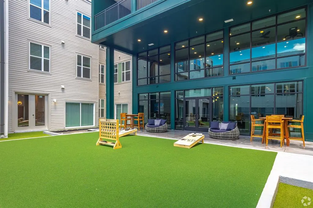 596 W 9th Street, #405