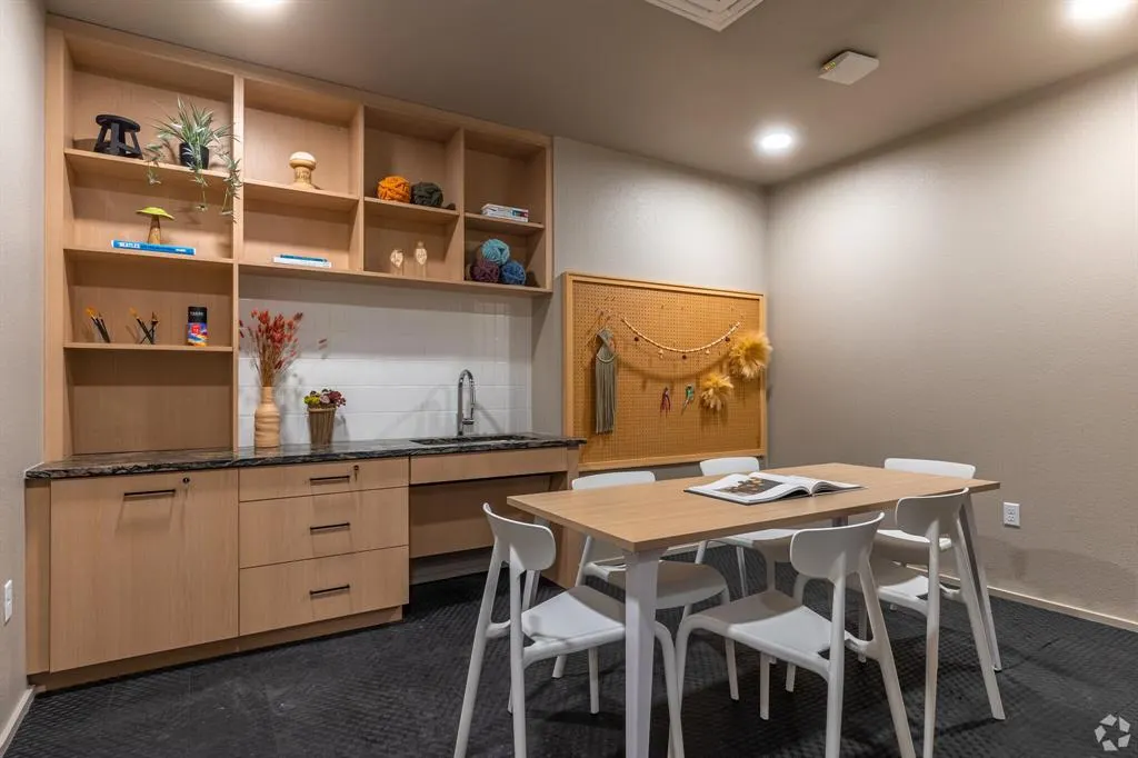 596 W 9th Street, #405