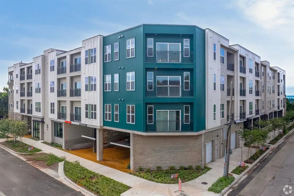596 W 9th Street, #405