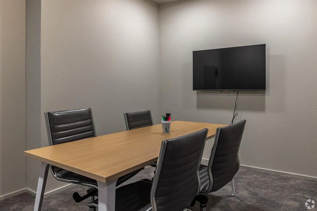 596 W 9th Street, #405