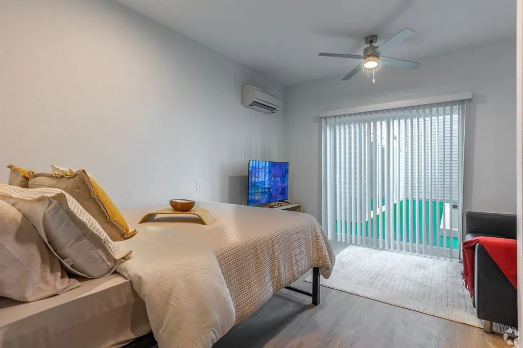 596 W 9th Street, #405