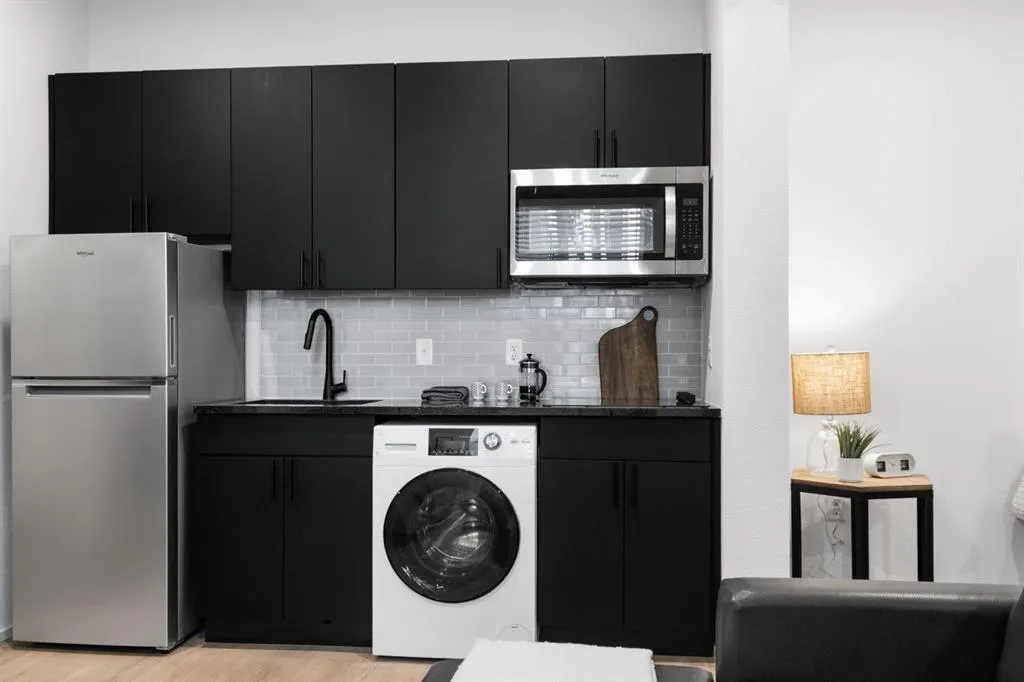 596 W 9th Street, #405