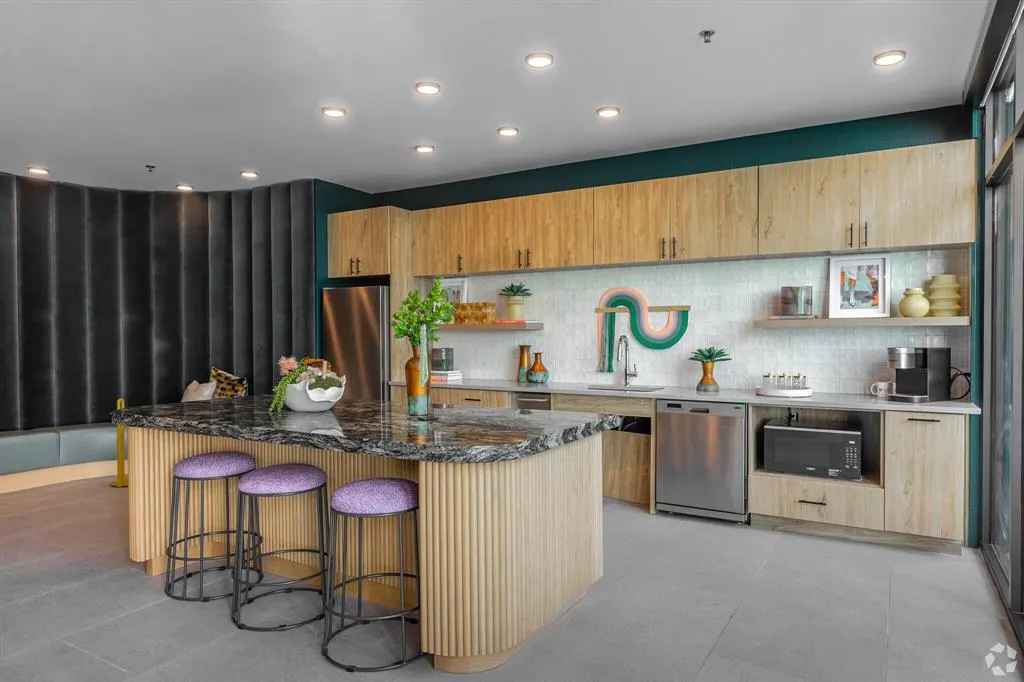 596 W 9th Street, #405