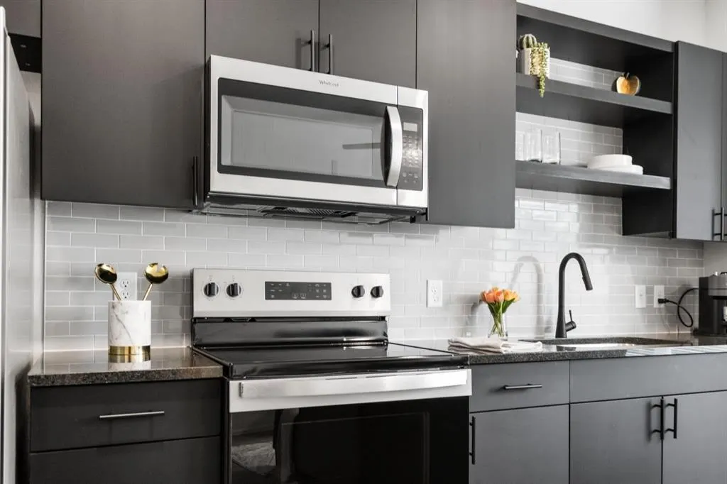 596 W 9th Street, #405