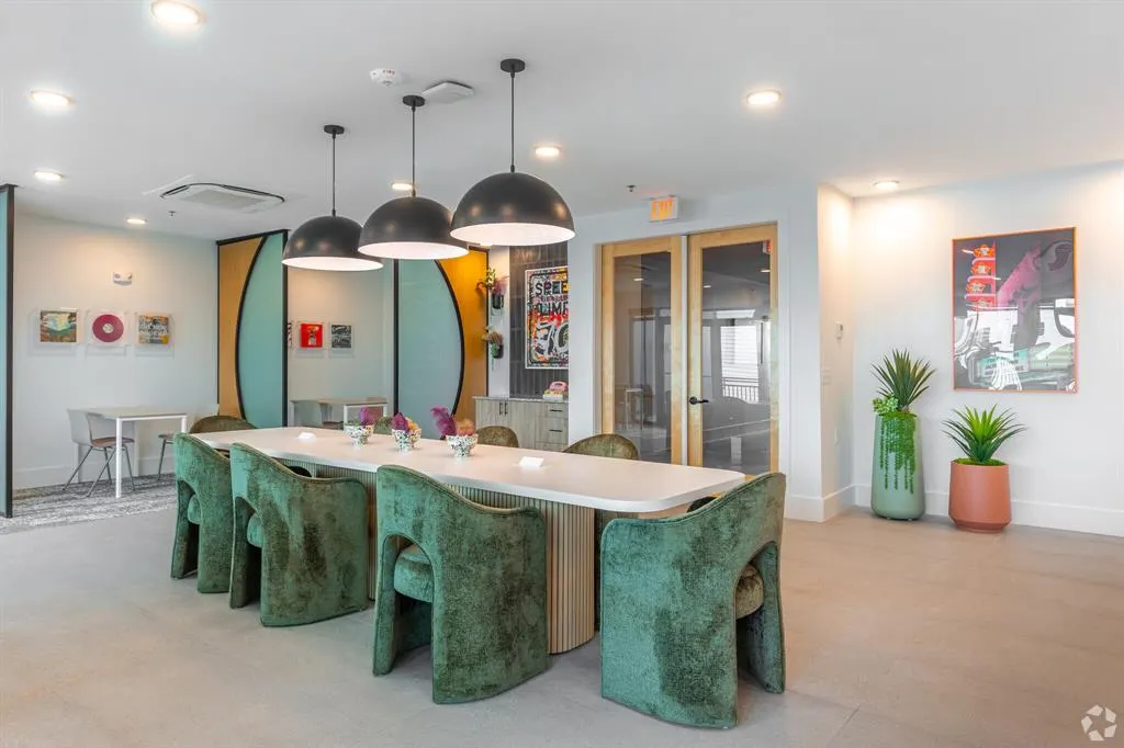 596 W 9th Street, #405
