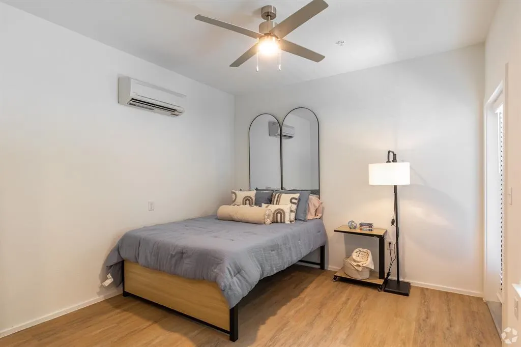 596 W 9th Street, #405