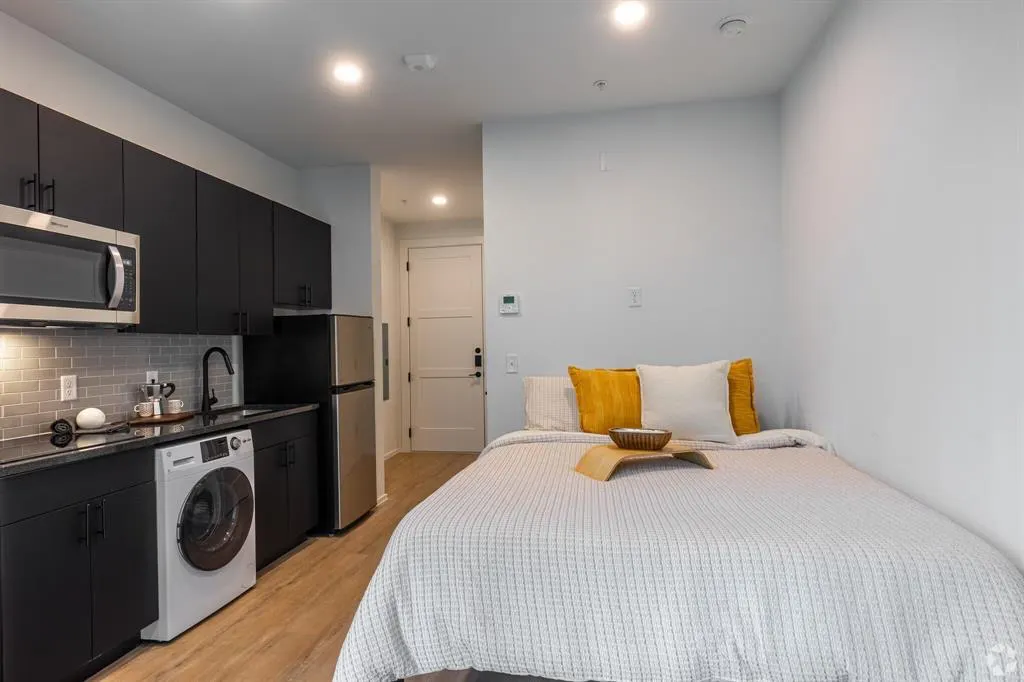 596 W 9th Street, #405