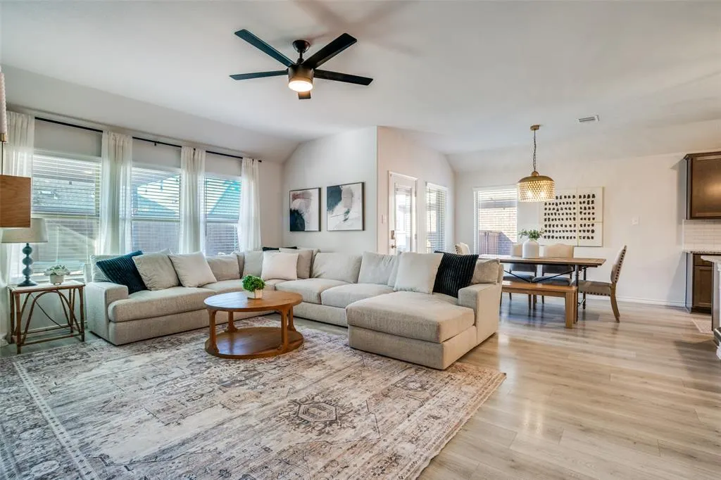 1013 Azure Lane