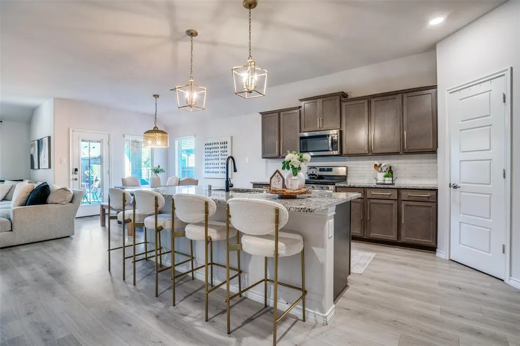 1013 Azure Lane
