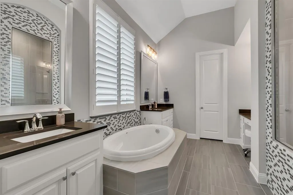 8516 Autumn Lake Trail
