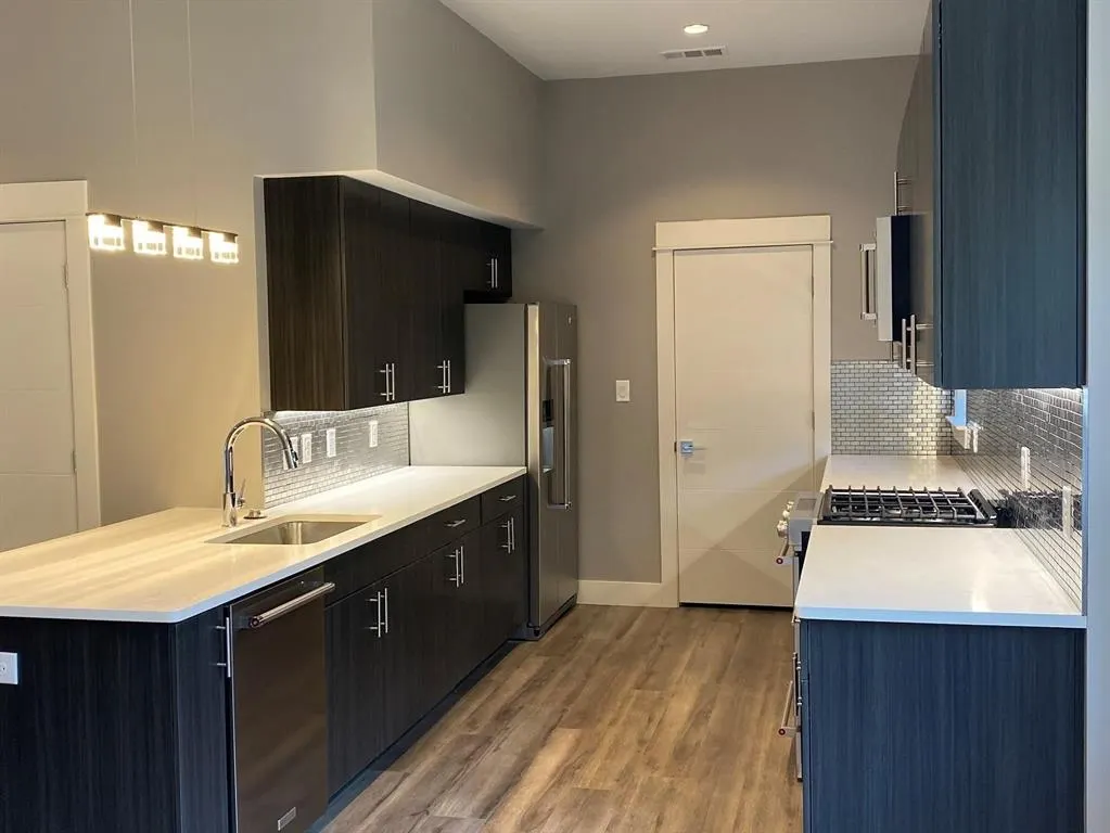 5711 Lindell Avenue, #104