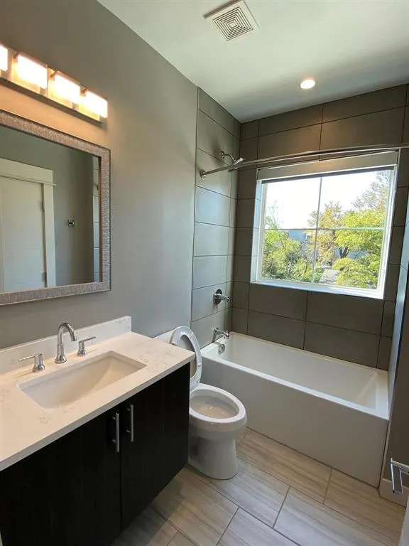 5711 Lindell Avenue, #104