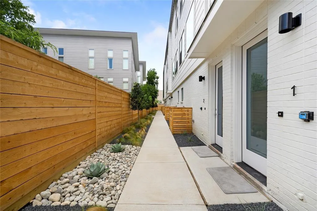 5022 Belmont Avenue, #5