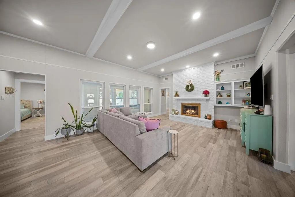 900 E Spring Valley Road