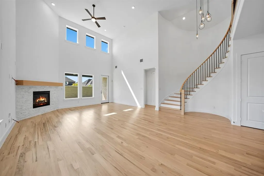 587 Mayfair Lane